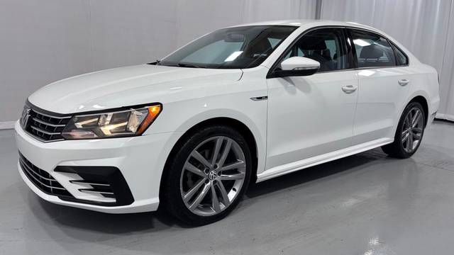 2018 Volkswagen Passat R-Line FWD photo