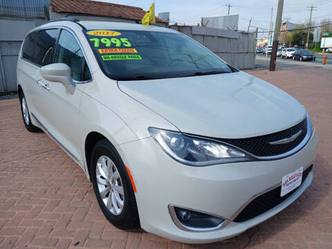 2017 Chrysler Pacifica Minivan Touring-L FWD photo