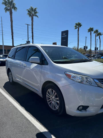 2017 Toyota Sienna XLE Premium FWD photo