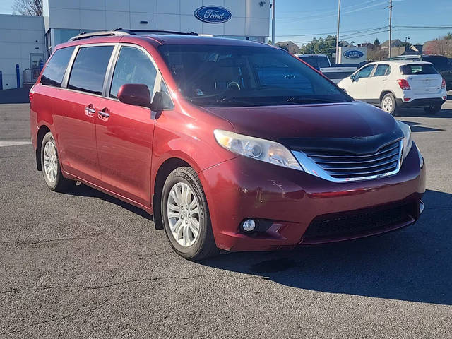 2017 Toyota Sienna XLE FWD photo