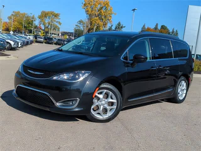 2018 Chrysler Pacifica Minivan Touring L FWD photo