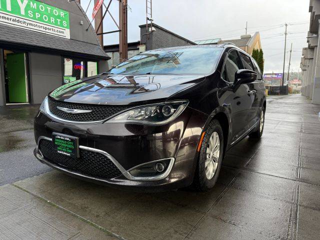 2017 Chrysler Pacifica Minivan Touring-L FWD photo