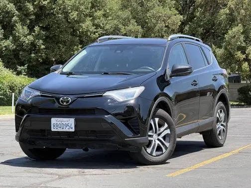2018 Toyota RAV4 LE FWD photo