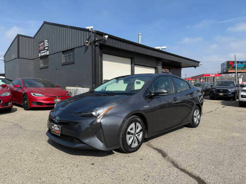 2017 Toyota Prius Three FWD photo