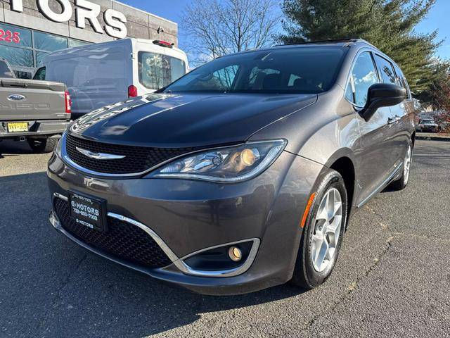 2017 Chrysler Pacifica Minivan Touring-L FWD photo