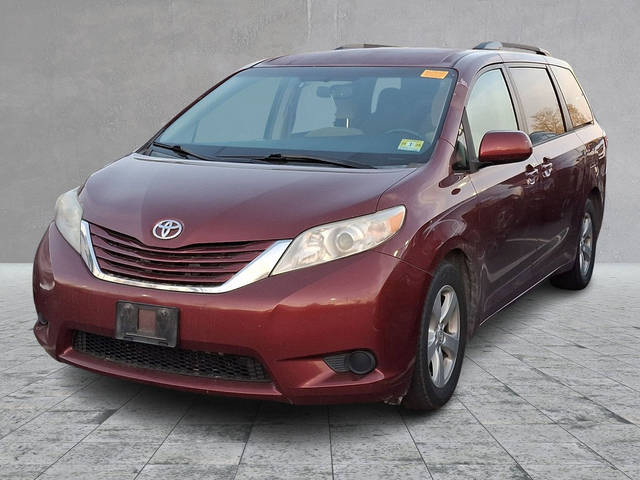 2015 Toyota Sienna LE AAS FWD photo