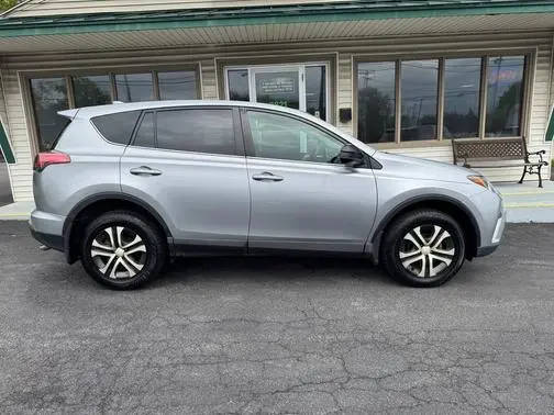 2018 Toyota RAV4 LE AWD photo