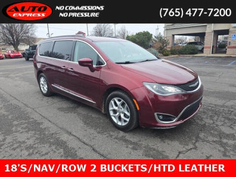 2017 Chrysler Pacifica Minivan Touring-L FWD photo