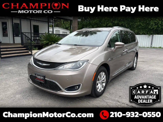 2018 Chrysler Pacifica Minivan Touring L FWD photo