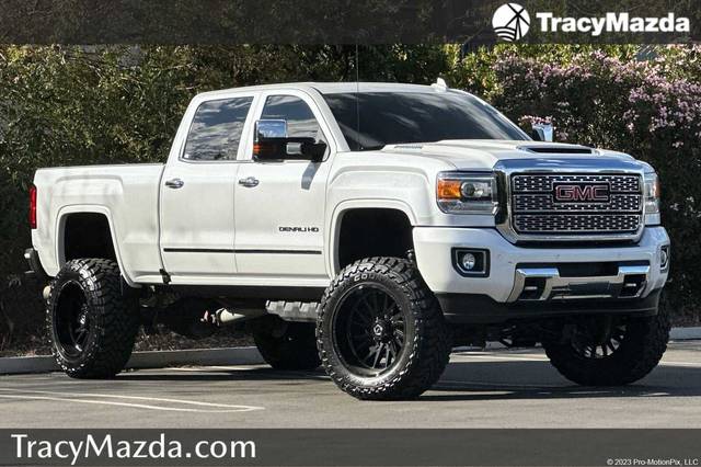 2018 GMC Sierra 2500HD Denali 4WD photo