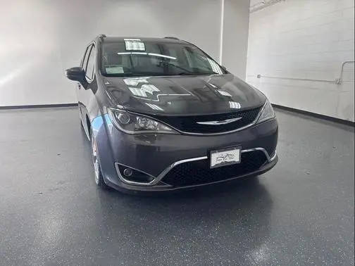 2018 Chrysler Pacifica Minivan Touring L FWD photo