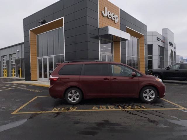2016 Toyota Sienna LE FWD photo
