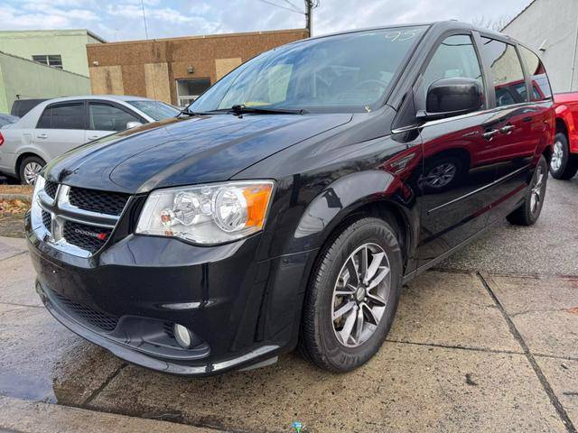 2017 Dodge Grand Caravan SXT FWD photo