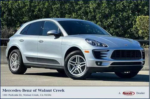 2018 Porsche Macan  AWD photo