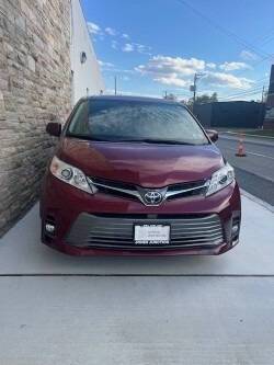 2018 Toyota Sienna XLE FWD photo