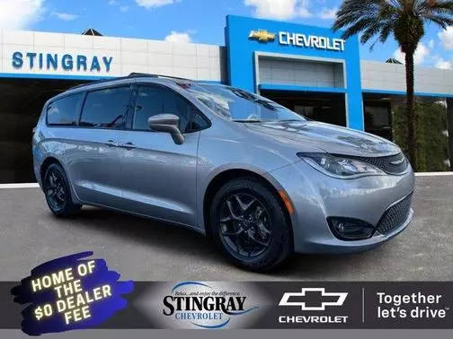 2018 Chrysler Pacifica Minivan Touring L FWD photo