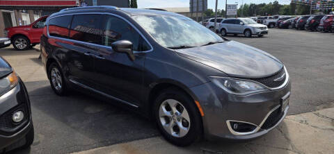 2017 Chrysler Pacifica Minivan Touring-L Plus FWD photo