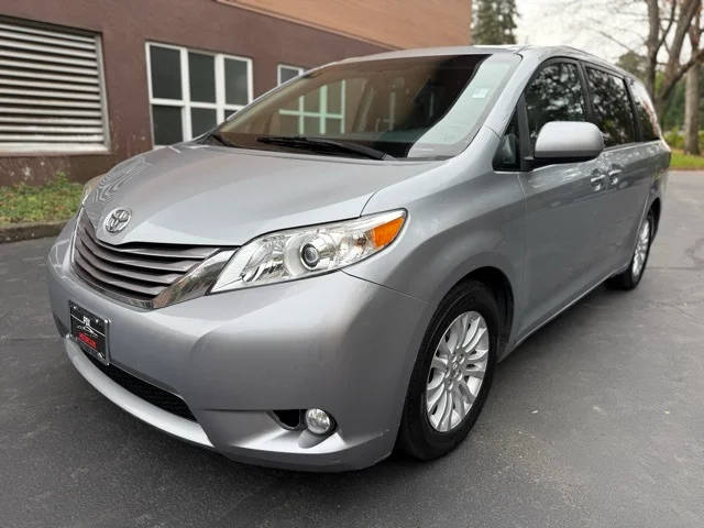 2016 Toyota Sienna XLE FWD photo
