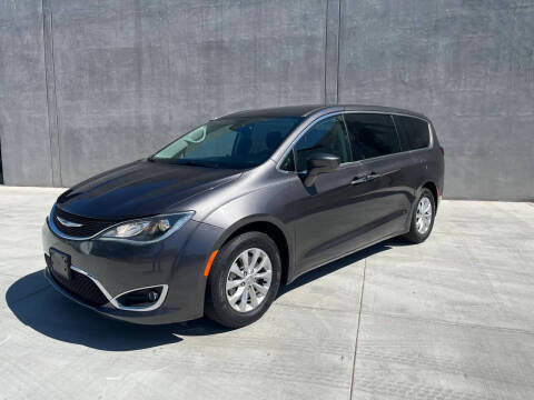 2018 Chrysler Pacifica Minivan Touring Plus FWD photo