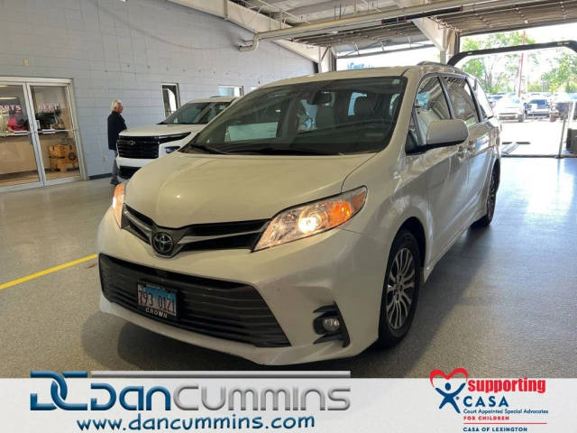 2018 Toyota Sienna XLE FWD photo
