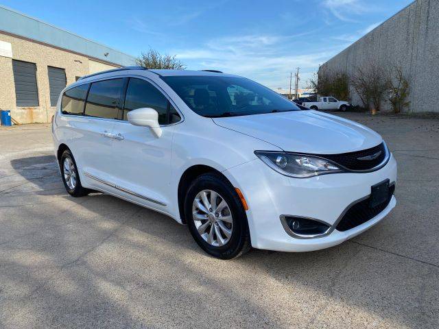 2018 Chrysler Pacifica Minivan Touring L FWD photo