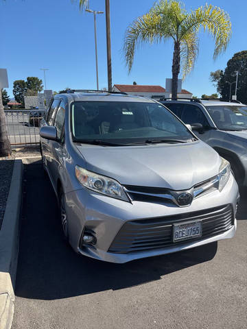 2018 Toyota Sienna XLE FWD photo