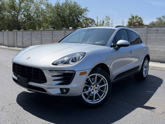 2018 Porsche Macan  AWD photo