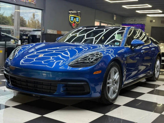 2018 Porsche Panamera  RWD photo