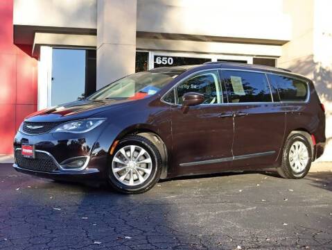 2017 Chrysler Pacifica Minivan Touring-L FWD photo