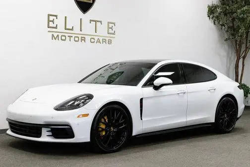 2018 Porsche Panamera  RWD photo