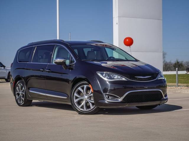 2018 Chrysler Pacifica Minivan Limited FWD photo
