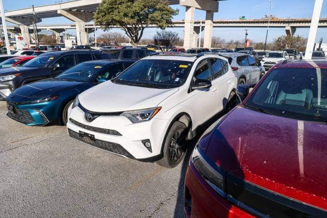 2018 Toyota RAV4 SE FWD photo