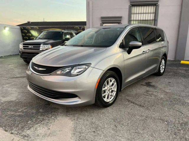 2017 Chrysler Pacifica Minivan Touring FWD photo