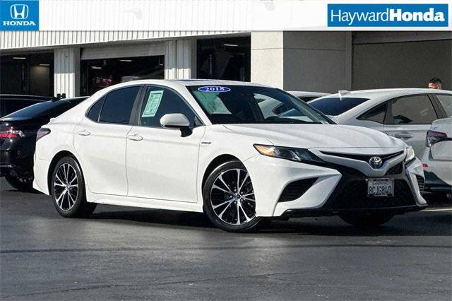 2018 Toyota Camry Hybrid SE FWD photo