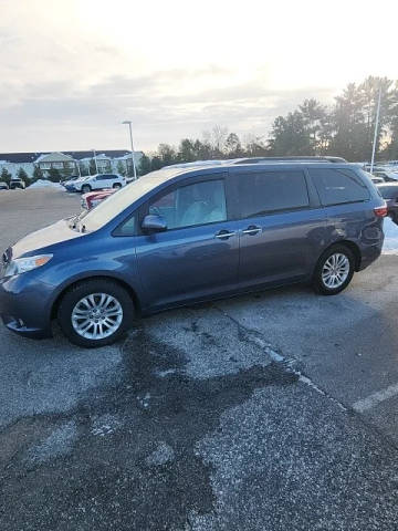 2017 Toyota Sienna XLE FWD photo