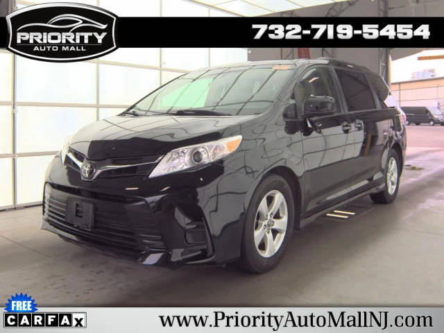 2018 Toyota Sienna LE FWD photo