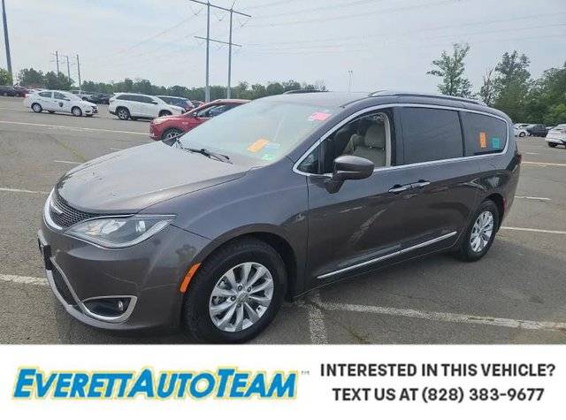 2018 Chrysler Pacifica Minivan Touring L FWD photo