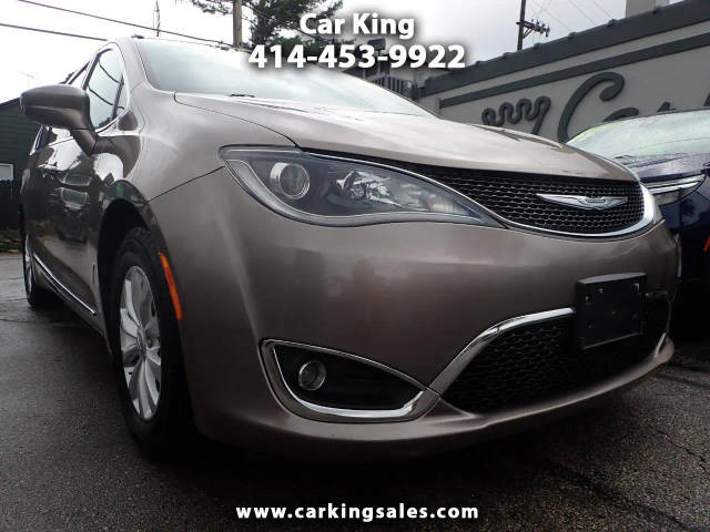 2017 Chrysler Pacifica Minivan Touring-L FWD photo