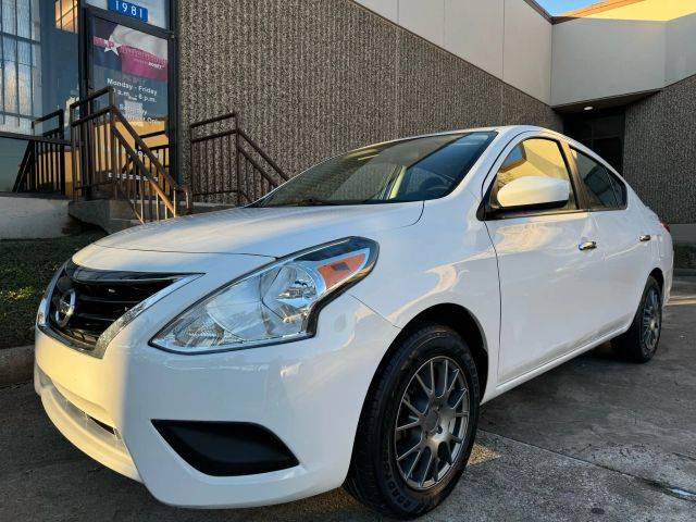 2017 Nissan Versa SV FWD photo