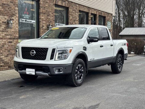 2017 Nissan Titan PRO-4X 4WD photo