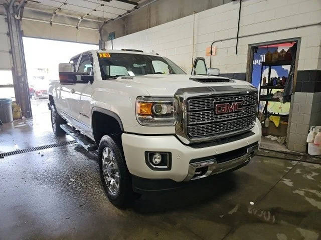 2018 GMC Sierra 2500HD Denali 4WD photo