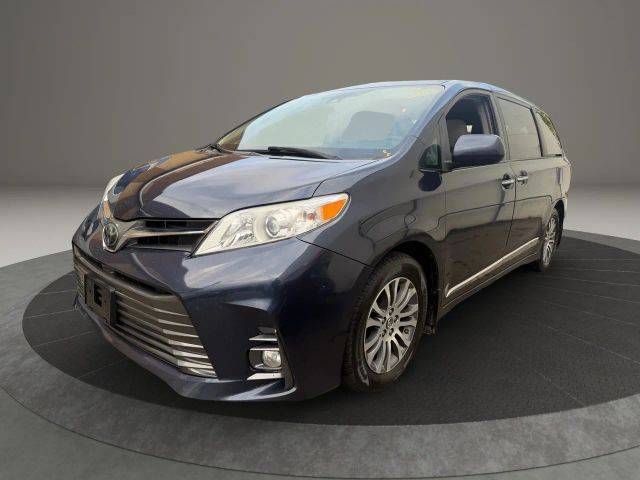 2018 Toyota Sienna XLE FWD photo