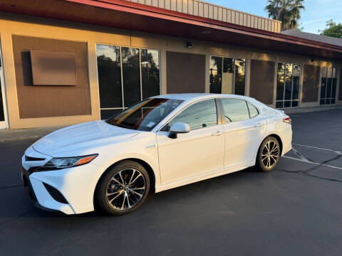 2018 Toyota Camry Hybrid SE FWD photo