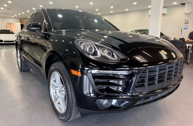 2018 Porsche Macan  AWD photo