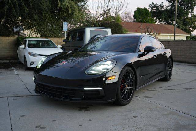 2018 Porsche Panamera  RWD photo