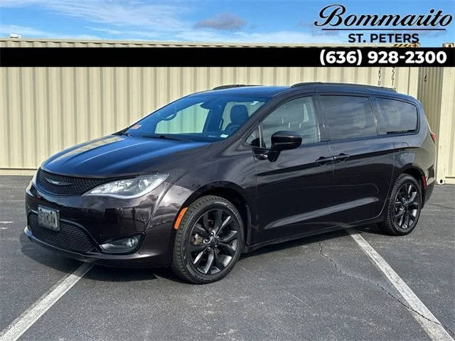 2018 Chrysler Pacifica Minivan Touring L Plus FWD photo