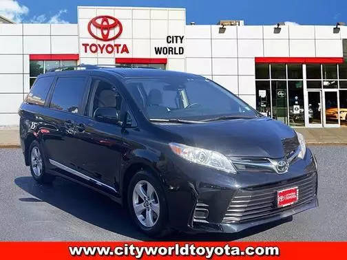 2018 Toyota Sienna LE FWD photo