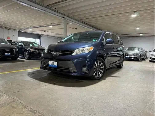 2018 Toyota Sienna XLE Premium AWD photo