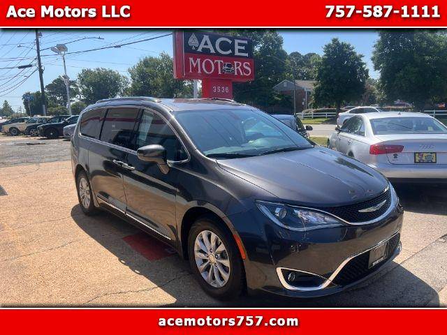 2018 Chrysler Pacifica Minivan Touring L FWD photo