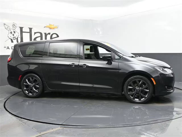 2018 Chrysler Pacifica Minivan Touring Plus FWD photo